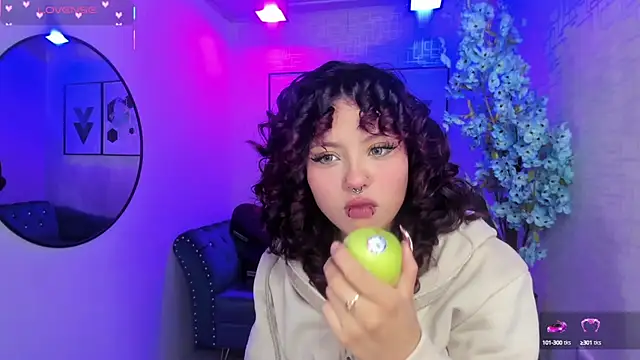 Snapshot of Theia_moon chatting on 09/17/25, 01:02 Theia moon online show from 09/17/25, 01:02