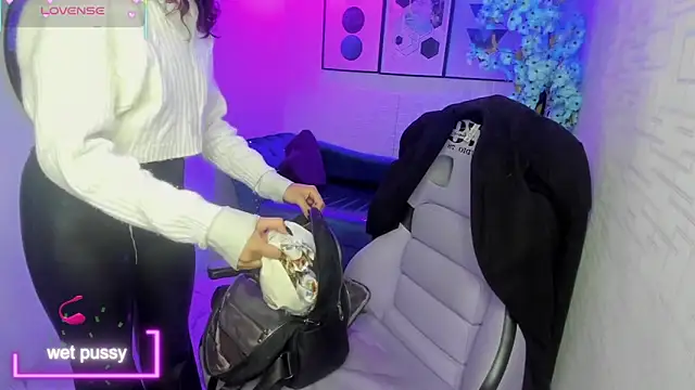 Snapshot of Theia_moon chatting on 09/30/25, 12:43 Theia moon online show from 09/30/25, 12:43