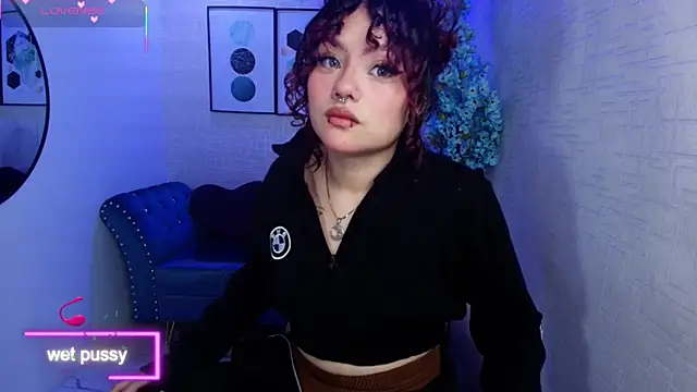 Snapshot of Theia_moon chatting on 10/04/25, 01:31 Theia moon online show from 10/04/25, 01:31