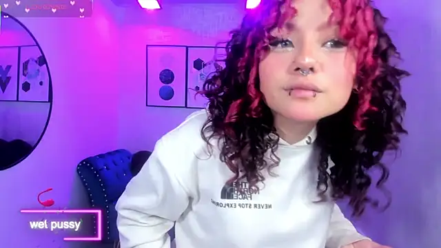 Snapshot of Theia_moon chatting on 10/06/25, 01:30 Theia moon online show from 10/06/25, 01:30