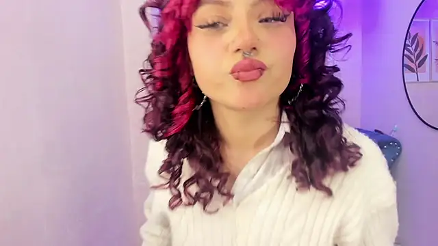 Snapshot of Theia_moon chatting on 10/09/25, 02:04 Theia moon online show from 10/09/25, 02:04