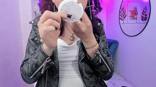 Snapshot of Theia_moon chatting on 10/11/25, 01:20 Theia moon online show from 10/11/25, 01:20