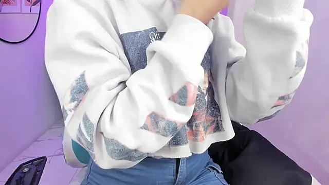 Snapshot of Theia_moon chatting on 10/13/25, 01:11 Theia moon online show from 10/13/25, 01:11