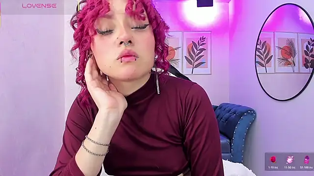 Snapshot of Theia_moon chatting on 10/20/25, 01:55 Theia moon online show from 10/20/25, 01:55