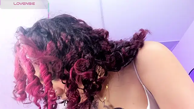 Snapshot of Theia_moon chatting on 10/24/25, 01:07 Theia moon online show from 10/24/25, 01:07