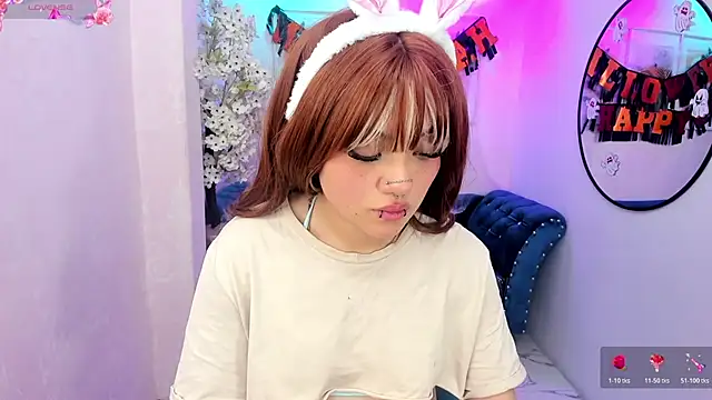 Snapshot of Theia_moon chatting on 10/30/25, 02:46 Theia moon online show from 10/30/25, 02:46