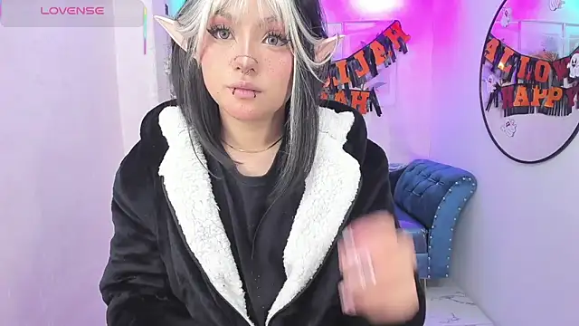 Snapshot of Theia_moon chatting on 11/01/25, 01:24 Theia moon online show from 11/01/25, 01:24