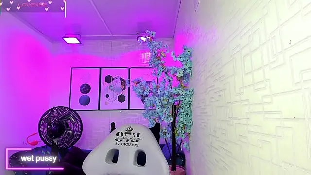 Snapshot of Theia_moon chatting on 11/04/25, 12:37 Theia moon online show from 11/04/25, 12:37