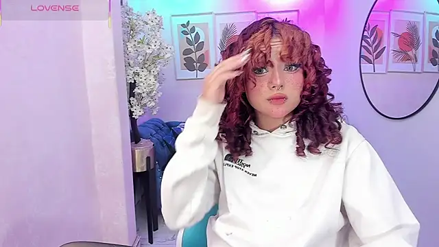 Snapshot of Theia_moon chatting on 11/19/25, 01:55 Theia moon online show from 11/19/25, 01:55