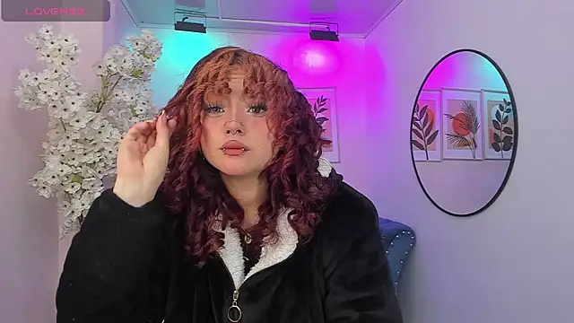 Snapshot of Theia_moon chatting on 11/21/25, 01:32 Theia moon online show from 11/21/25, 01:32