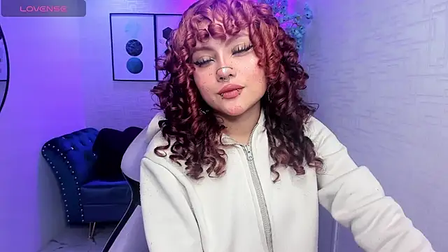 Snapshot of Theia_moon chatting on 11/29/25, 01:36 Theia moon online show from 11/29/25, 01:36