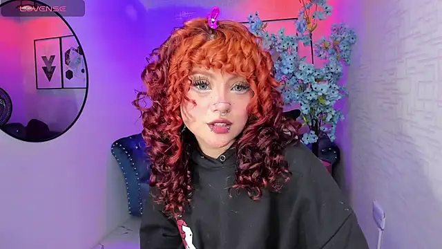 Snapshot of Theia_moon chatting on 12/17/25, 01:50 Theia moon online show from 12/17/25, 01:50