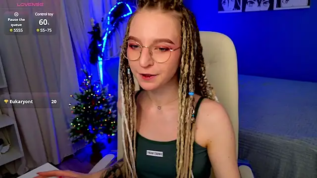 Snapshot of VioletShine chatting on 12/24/24, 02:33 VioletShine online show from 12/24/24, 02:33