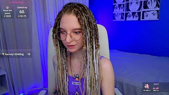 Snapshot of VioletShine chatting on 03/06/25, 02:40 VioletShine online show from 03/06/25, 02:40