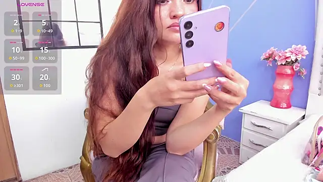 Snapshot of DannaMishellx_ chatting on 10/17/25, 04:09 DannaMishellx online show from 10/17/25, 04:09