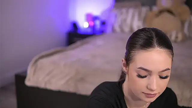 Snapshot of VixenAmour chatting on 11/12/25, 06:47 VixenAmour online show from 11/12/25, 06:47