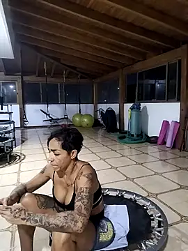 Snapshot of Alison_fitness chatting on 10/22/25, 11:37 Alison fitness online show from 10/22/25, 11:37