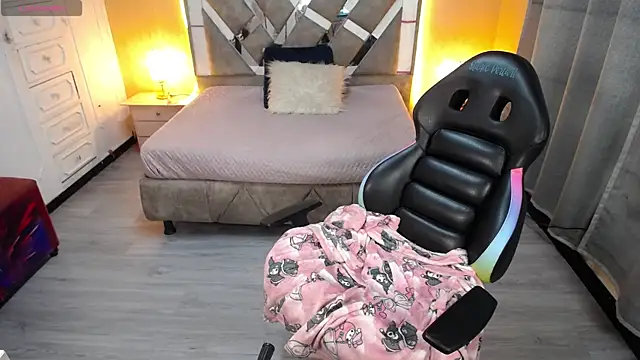 Kate Laurence  online show from 03/11/25, 10:20