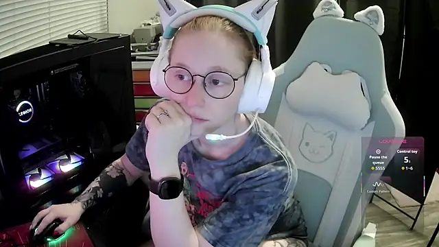 LilyFoxxx online show from 06/12/26, 05:28