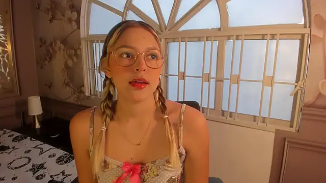 Snapshot of Cami_hunter_ chatting on 12/10/24, 01:11 Cami hunter  online show from 12/10/24, 01:11