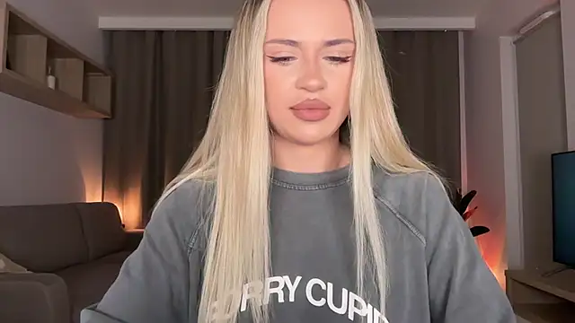 Snapshot of Julia_RL chatting on 10/13/25, 07:47 Julia RL online show from 10/13/25, 07:47