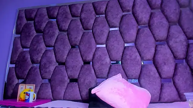 Freya Miller  online show from 10/19/25, 03:40