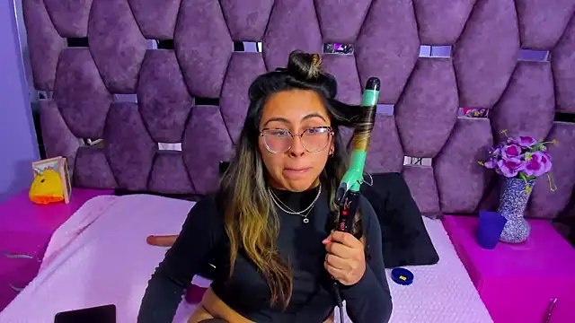 Freya Miller  online show from 10/22/25, 03:51