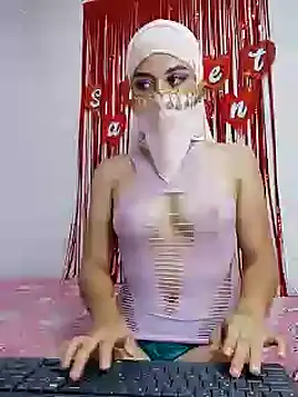 Snapshot of Aaliyah_Salma chatting on 02/19/25, 11:04 Aaliyah Salma online show from 02/19/25, 11:04