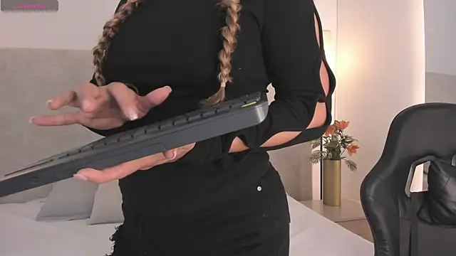 Saori newman online show from 11/08/25, 11:54