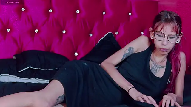 Snapshot of Lunamistyc chatting on 11/22/25, 08:08 Lunamistyc online show from 11/22/25, 08:08