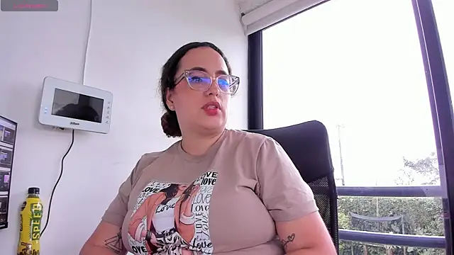 Snapshot of sussan_miller_ chatting on 11/20/25, 09:03 sussan miller online show from 11/20/25, 09:03