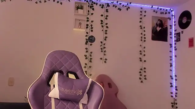 Raf brunette online show from 02/07/25, 11:45