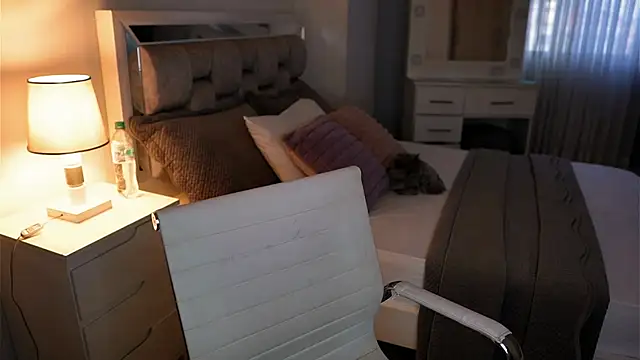 Snapshot of Camilaa_bueno chatting on 10/14/25, 10:21 Camilaa bueno online show from 10/14/25, 10:21