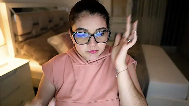 Snapshot of Camilaa_bueno chatting on 10/16/25, 12:33 Camilaa bueno online show from 10/16/25, 12:33