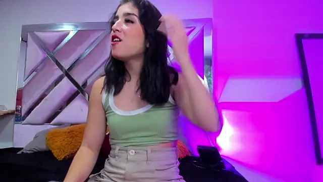 Snapshot of Violeett chatting on 12/21/24, 02:41 Violeett online show from 12/21/24, 02:41