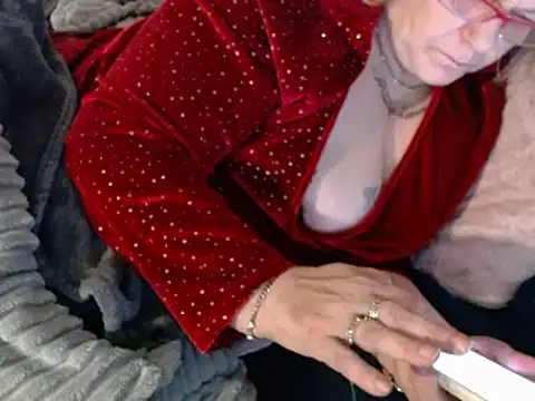 Snapshot of housewife_shantie chatting on 02/14/25, 09:24 housewife shantie online show from 02/14/25, 09:24