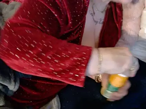 Snapshot of housewife_shantie chatting on 02/15/25, 07:06 housewife shantie online show from 02/15/25, 07:06