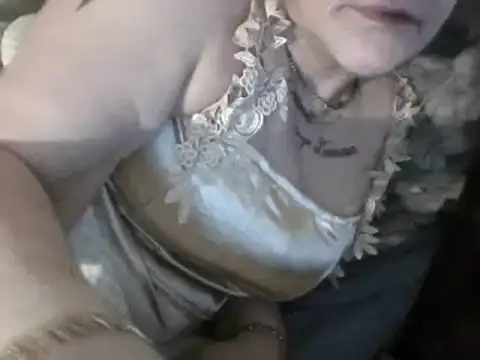 Snapshot of housewife_shantie chatting on 03/05/25, 01:42 housewife shantie online show from 03/05/25, 01:42