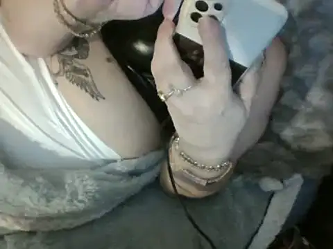 Snapshot of housewife_shantie chatting on 03/15/25, 11:40 housewife shantie online show from 03/15/25, 11:40