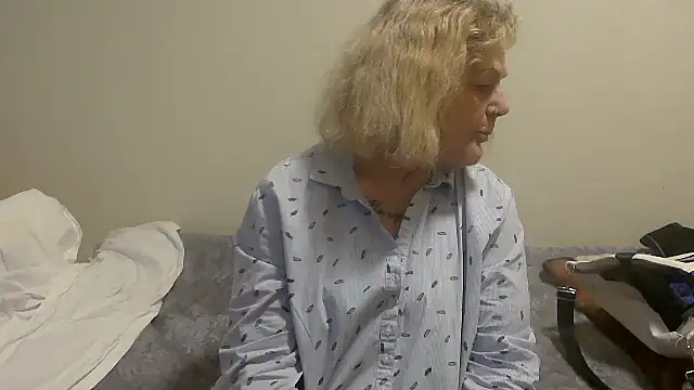 Snapshot of housewife_shantie chatting on 09/30/25, 10:09 housewife shantie online show from 09/30/25, 10:09