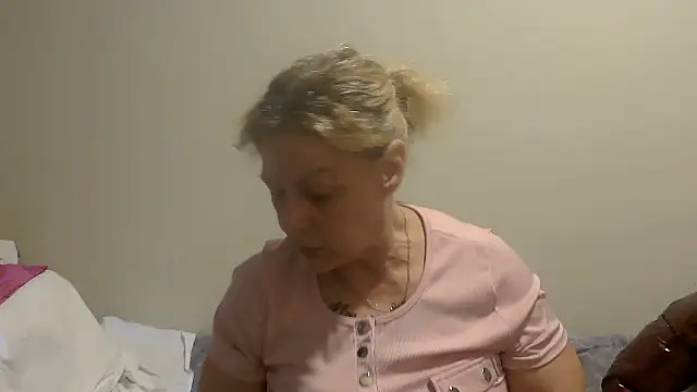 Snapshot of housewife_shantie chatting on 10/05/25, 08:23 housewife shantie online show from 10/05/25, 08:23