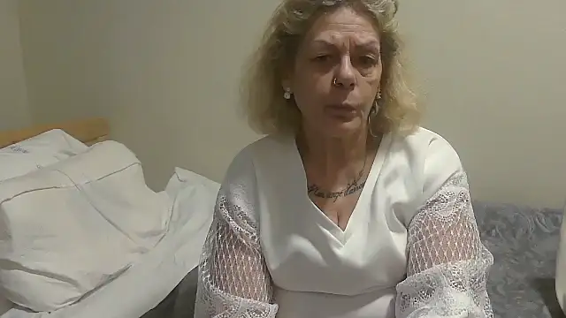 Snapshot of housewife_shantie chatting on 10/09/25, 08:45 housewife shantie online show from 10/09/25, 08:45