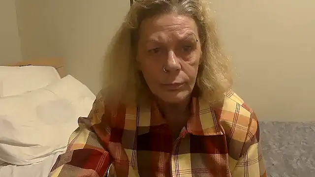 Snapshot of housewife_shantie chatting on 10/22/25, 06:40 housewife shantie online show from 10/22/25, 06:40