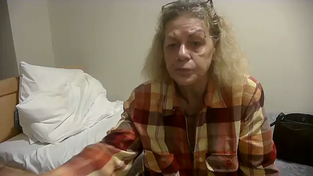 Snapshot of housewife_shantie chatting on 10/23/25, 08:57 housewife shantie online show from 10/23/25, 08:57