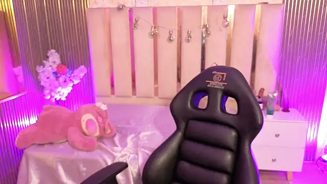 Snapshot of Andy_tay1 chatting on 12/01/25, 03:44 Andy tay1 online show from 12/01/25, 03:44