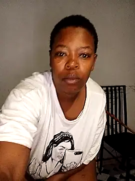 Snapshot of curvyloneah75 chatting on 10/18/25, 04:04 curvyloneah75 online show from 10/18/25, 04:04