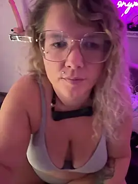 Snapshot of CurvyAnonymousGirl89 chatting on 09/13/25, 03:56 CurvyAnonymousGirl89 online show from 09/13/25, 03:56