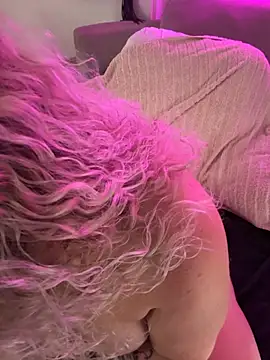 Snapshot of CurvyAnonymousGirl89 chatting on 10/19/25, 06:30 CurvyAnonymousGirl89 online show from 10/19/25, 06:30