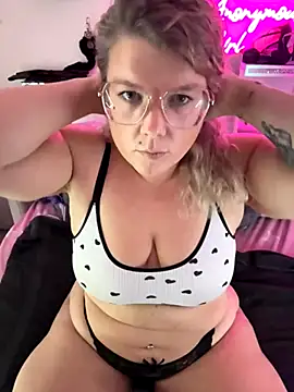 Snapshot of CurvyAnonymousGirl89 chatting on 11/17/25, 04:13 CurvyAnonymousGirl89 online show from 11/17/25, 04:13