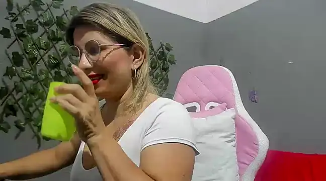 Snapshot of sexy_bigboooty chatting on 12/08/24, 02:39 sexy bigboooty online show from 12/08/24, 02:39